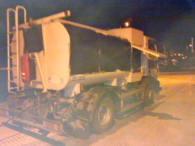 Uno de los vehículos 'conseguidos' para el servicio de limpieza de Arona (fíjense en la gran pegatina negra de su parte lateral)