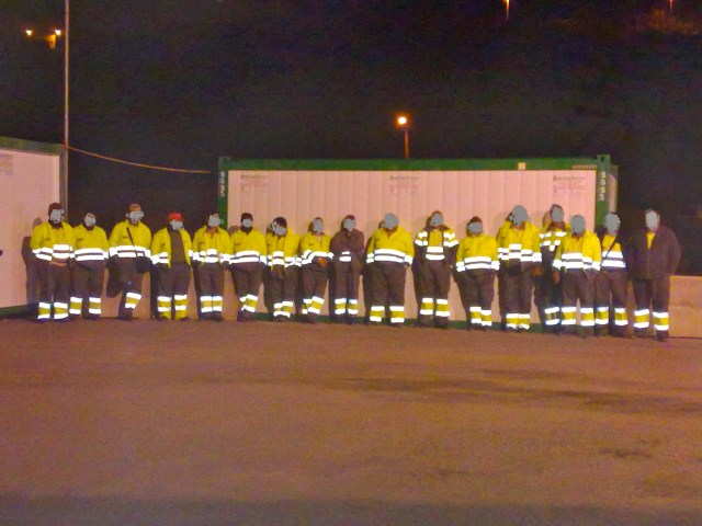 Operarios del servicio municipal de limpieza de Arona encomendados a limpiar musarañas de martes a jueves (nuestro espía hari ha preferido ocultar sus rostros)