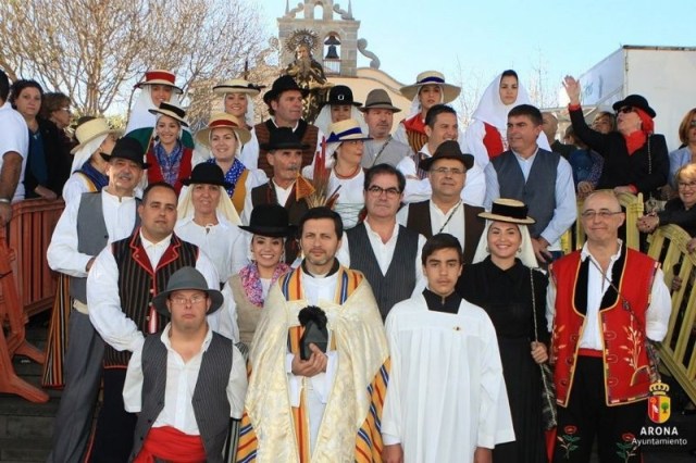 Magos y magas de la política en la Romería aronera de San Antonio Abad (2013)