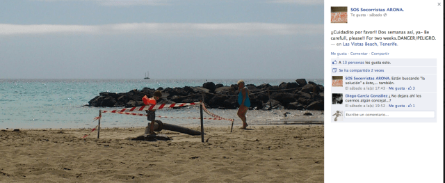 Un niño cotillea en la zona restringida al baño por peligro en la playa de Las Vistas