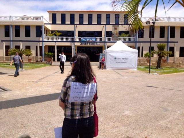 Una vecina indignada aja la campaña de ventas de Servihabitat en espacios públicos alertando de que esa inmobiliaria de CaixaBank no es de fiar.