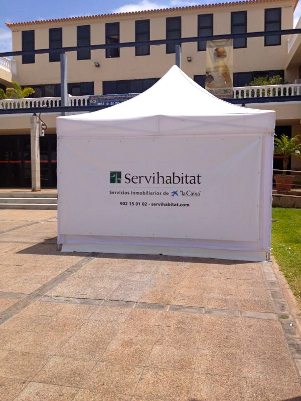 Carpa promocional de Servihabitat en la plaza del centro cultural de Los Cristianos.