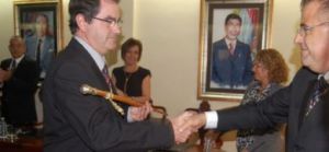 Todo por mantener el cargo (Niño y Sosa dándose la mano y, al fondo a la izquierda, el próximo candidato de CC a la Alcaldía de Arona, Miguel Agrio Méndez).